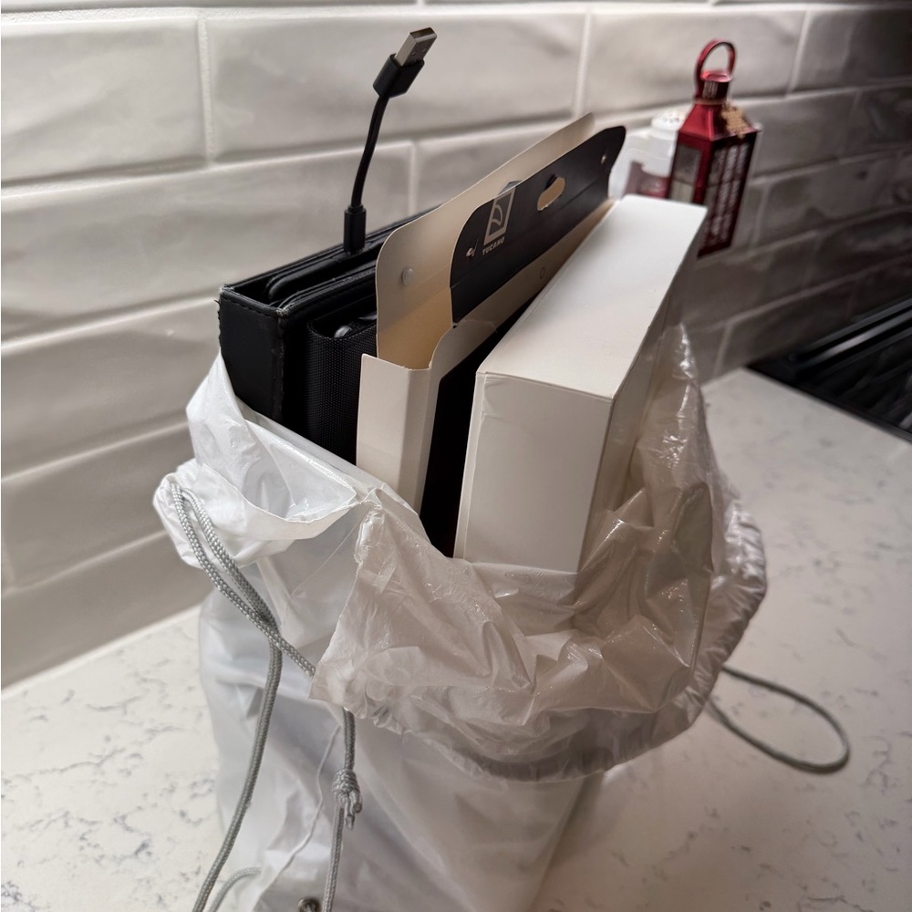 Apple 12.9” iPad Pro 128 GB (2nd Generation) Tablet in Gold comes with 2 cases. - Picture 16 of 16